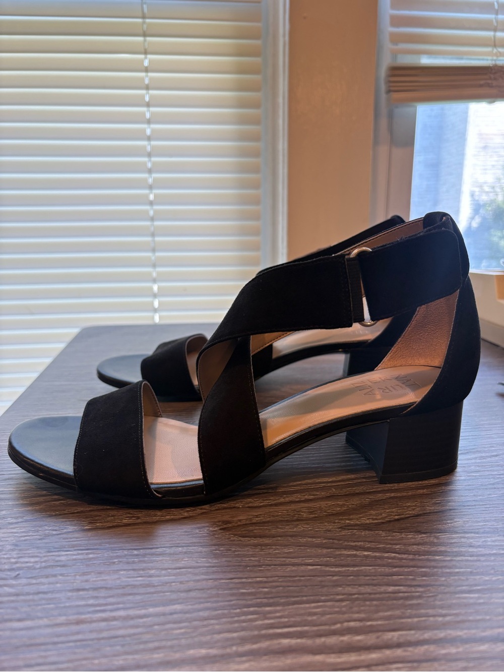 Naturalizer Women’s Adele Black Crisscross Block Heel Sandals Size 9 Shoes - Picture 5 of 10